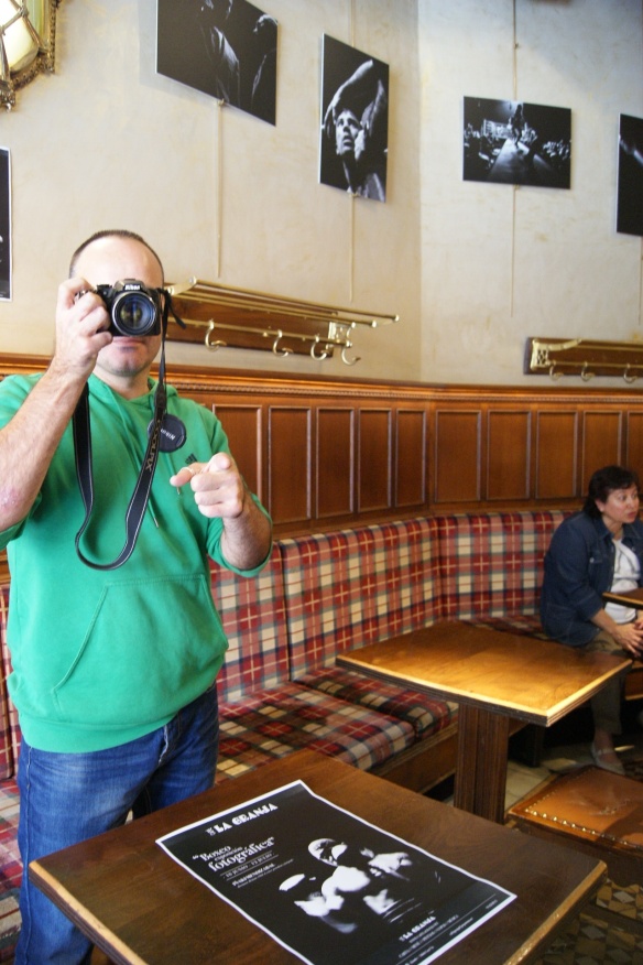 El autor de las fotografías  posa tras haber colocado las piezas en el Café La Granja de Bilbao.